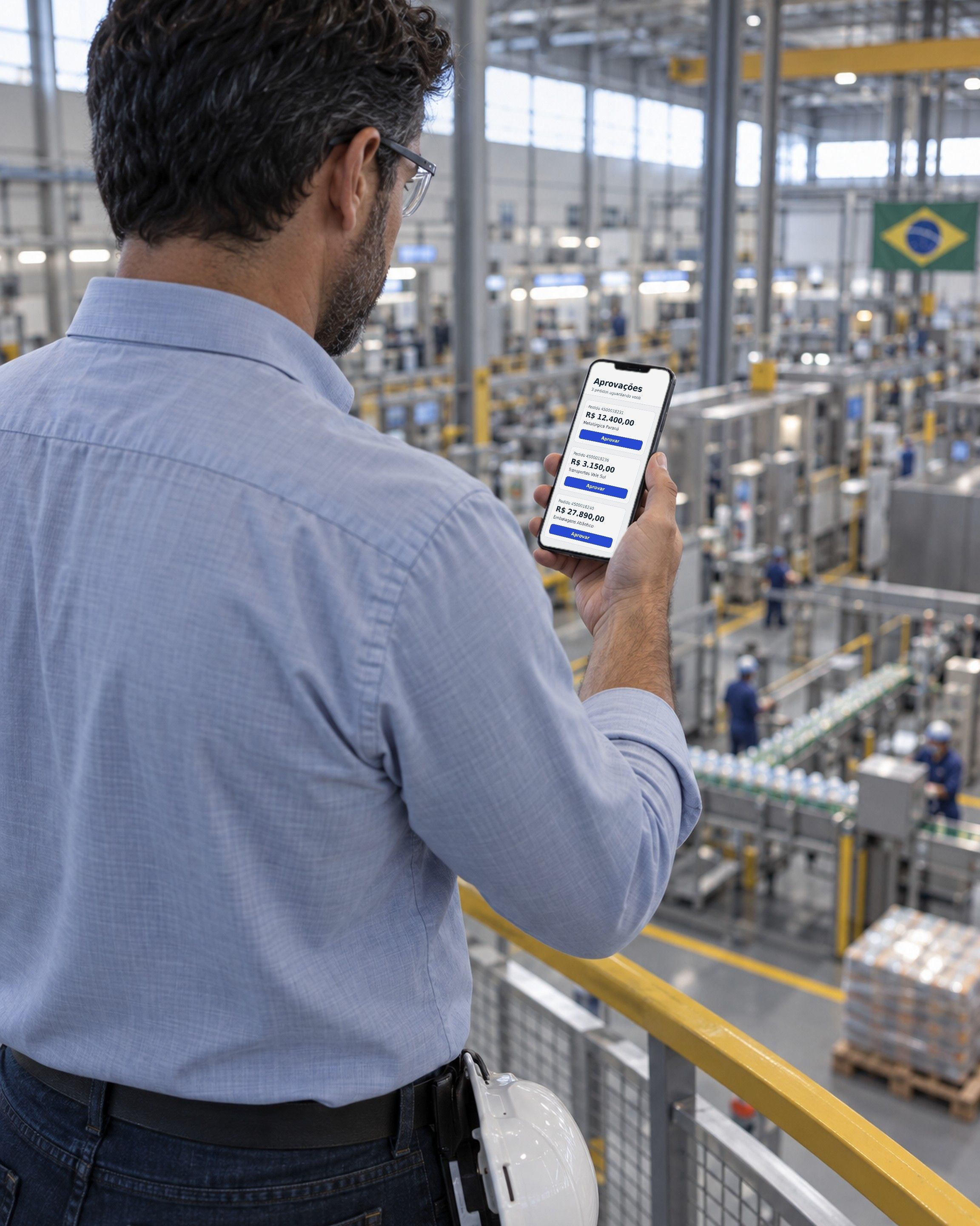 Gerente de fábrica aprovando pedidos de compra pelo celular